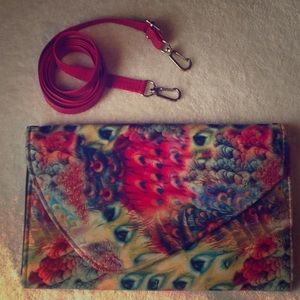 😍Peacock Print Clutch with Crossbody Strap😍